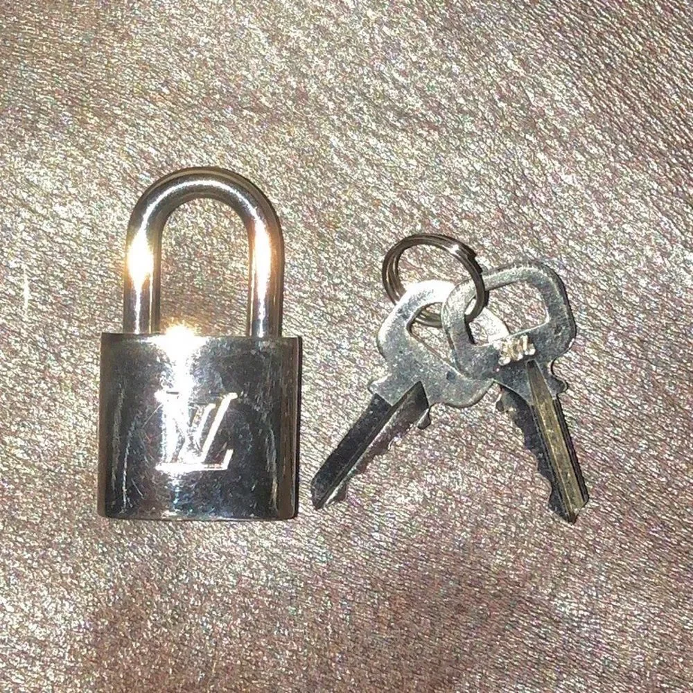 LOUIS VUITTON Palladium Lock and Key Silver Padlock Rare LV #304